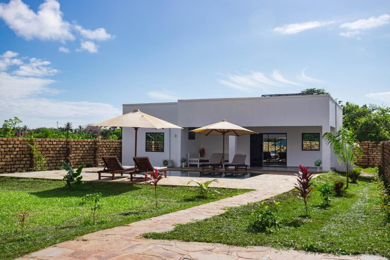4 U Luxury Bungalows Diani Diani Beach Exterior foto