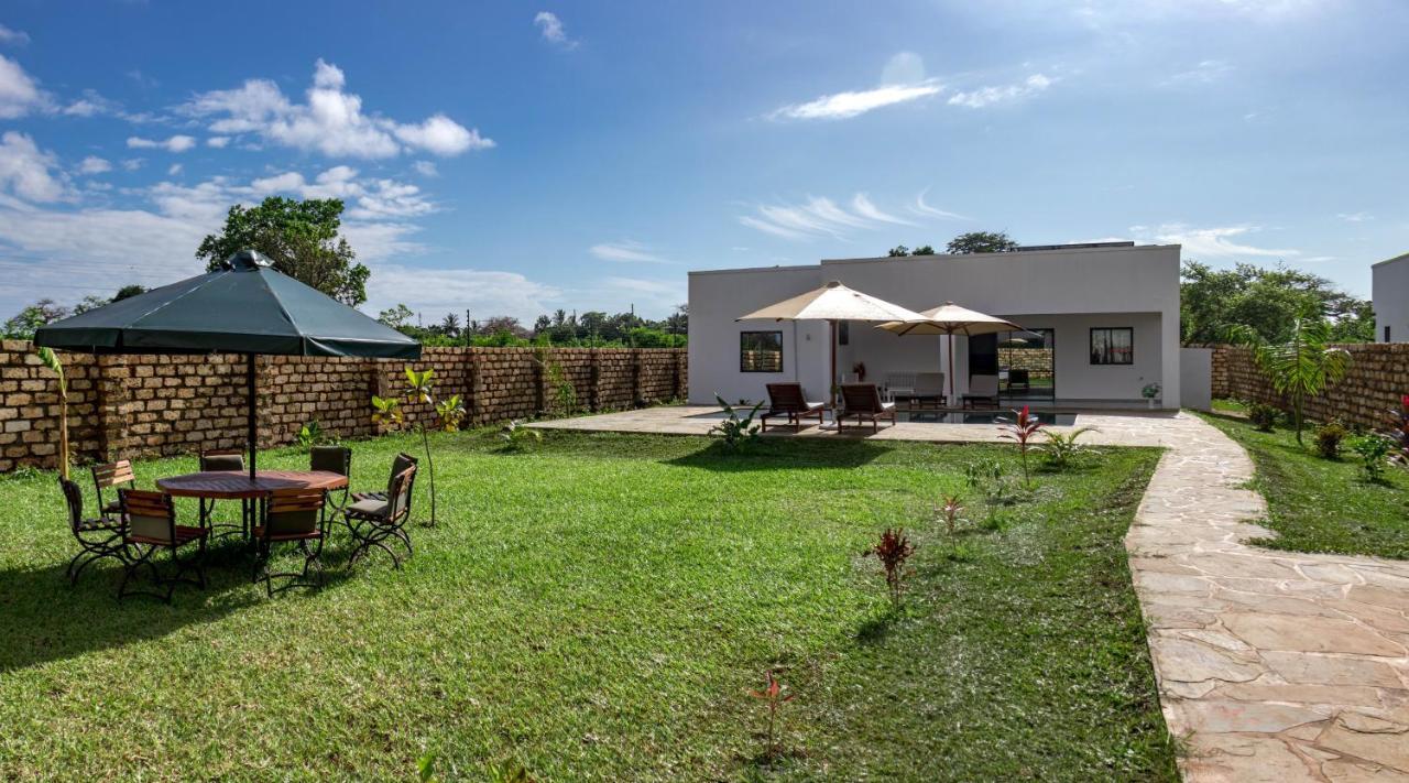 4 U Luxury Bungalows Diani Diani Beach Exterior foto